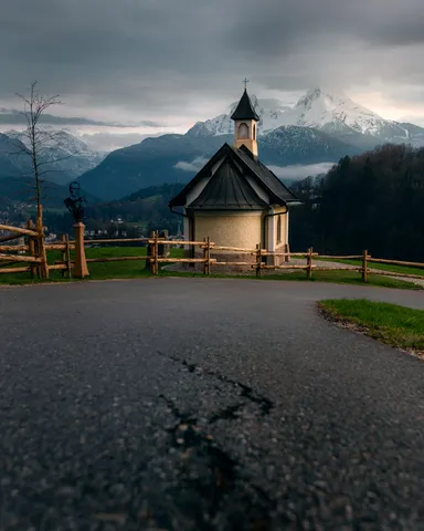 Kleine Kapelle bei Berchtesgaden vor schneebedeckten Bergen